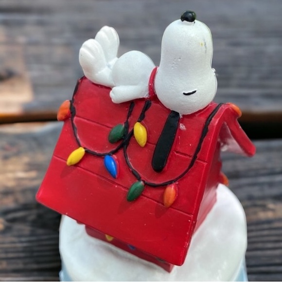 LAST ONE Musical Snoopy Christmas Dog House - Picture 11 of 13